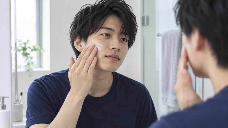 肌をケアする男性